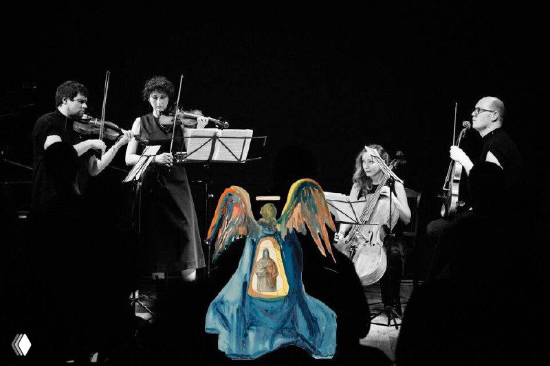 Струнный состав OpensoundQuartet на сцене в полутоновом изображении; на переднем плане декоративный образ ангела из иллюстраций.