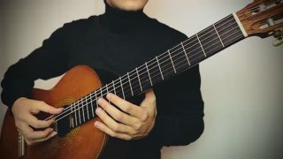 Крупный план исполнителя на классической гитаре: видны левая и правая руки, гриф и положение пальцев при исполнении вальса, образовательный контекст.