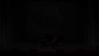 Темная сцена концертного зала: силуэт гитариста с классической гитарой, акцент на инструменте и атмосферу школьного концерта.