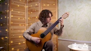 Человек играет на классической гитаре в уютной комнате: кадр показывает гриф, корпус инструмента и руки, на фоне гирлянды и декоративная стена.