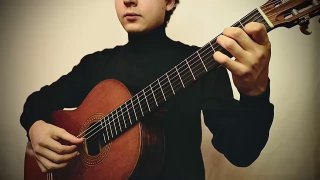 Музыкант играет на классической гитаре; видно положение правой и левой руки, демонстрация аппликатуры для Андантино Каркасси.