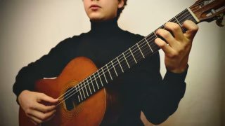 Музыкант играет классическую гитару крупным планом: правая и левая руки, аппликатура для «Аллилуйя», акцент на пальце p и мелодии.