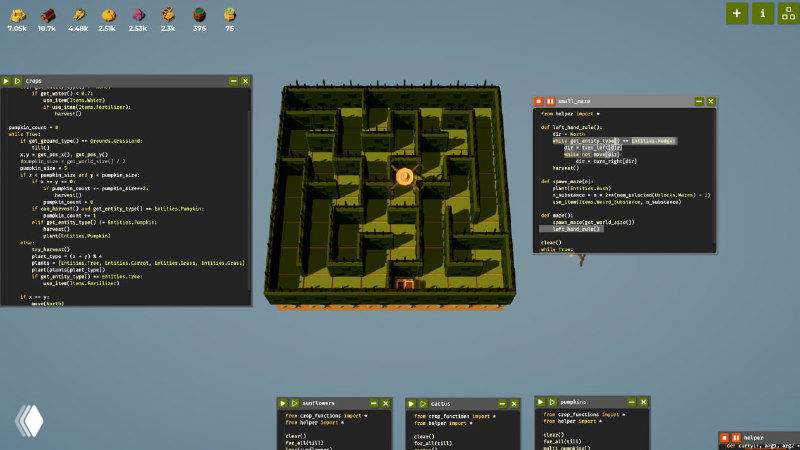 Панорамный экран игры: центр-лабиринт и несколько окон кода вокруг, показывающие, как код влияет на поведение объектов на ферме.