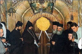 Кустодия: почему ею запечатывают Гроб Господень