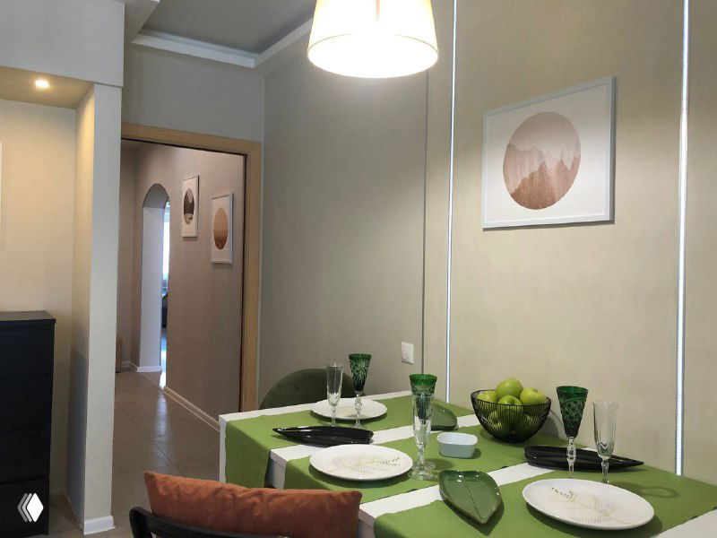 Столовая зона с сервировкой и декоративными элементами: пример финального стейджинга для фотосессии объявления о продаже.