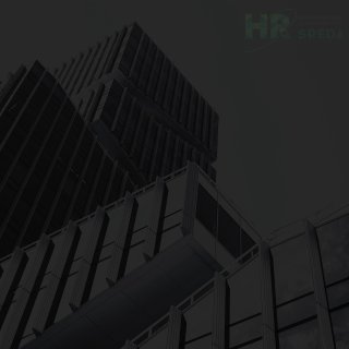 Тёмная фотография современного многоэтажного офисного здания крупным планом; на фоне виден слабый логотип HR‑SREDA, корпоративный фон публикации.