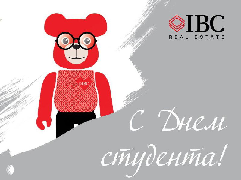 Баннер IBC Real Estate с фирменным медведем-талисманом в красном свитере на серо-белом фоне и надписью «С Днём студента!»