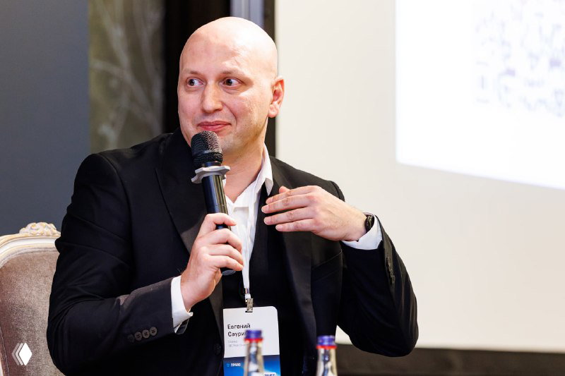 Евгений Саурин, руководитель департамента стратегического консалтинга IBC Real Estate, выступает с микрофоном во время конференции и отвечает на вопросы.