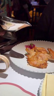 Порция цыплёнка гриль: золотистая корочка, рядом соус, видно структуру мяса и подачу на тарелке в ресторане.