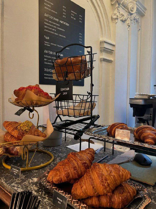 Витрина кафе с круассанами и выпечкой внутри креативного пространства в Особняке Слепцова — мелкие заведения на этажах особняка.