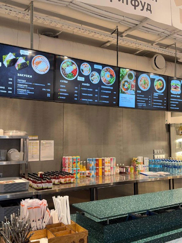 Интерьер точки Кореана Light: стойка выдачи, электронные табло с меню и холодильные витрины с напитками на вынос.