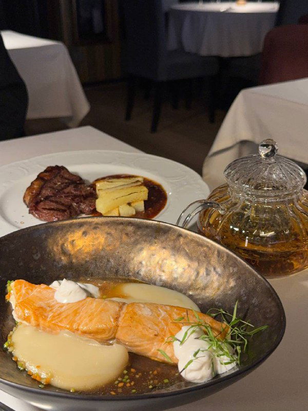 Тёплый крупный план лосося горячего копчения с пюре из сельдерея и рассольным сыром в глубокой тарелке — гастрономическая подача главного блюда.