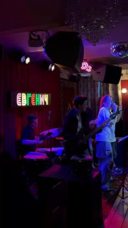 Ночной снимок сцены: группа музыкантов во время выступления, посетители перед сценой — живая музыка почти каждый день.