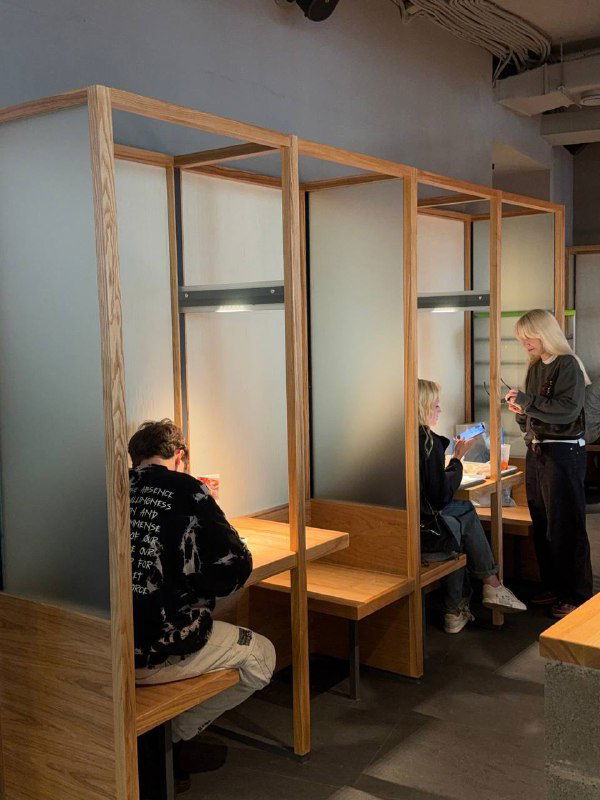 Отдельные кабинки и столики для уединения в обновлённом интерьере Кореана Light, деревянные перегородки и рабочие места с подсветкой