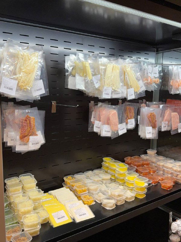 Холодильный прилавок с порционными добавками и соусами, готовыми к выбору при сборе своего рамена в заведении KONO.