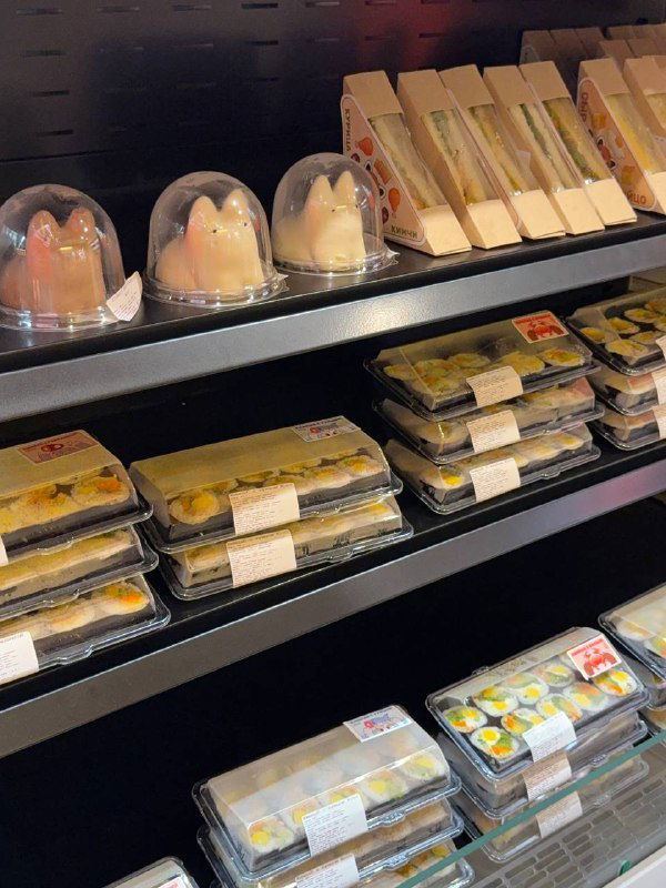 Витрина с готовыми роллами, десертами и порционными блюдами на вынос в новой круглосуточной раменной KONO на Восстания.