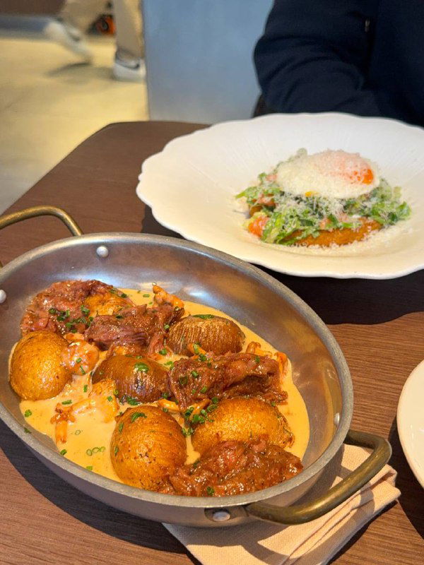 Говяжья щека с картофелем и грибами в маленькой сковороде — сытное блюдо для плотного завтрака, поданное в гастробистро Teya.