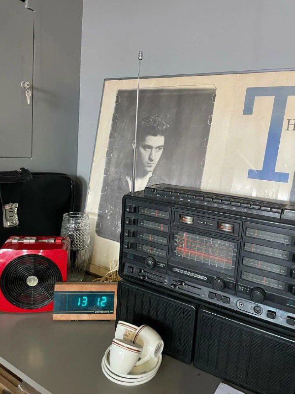 Ретро-радио, дисковый телевизор и старинные чашки на полке — декоративные детали, сохраняющие атмосферу прошлого в заведении.