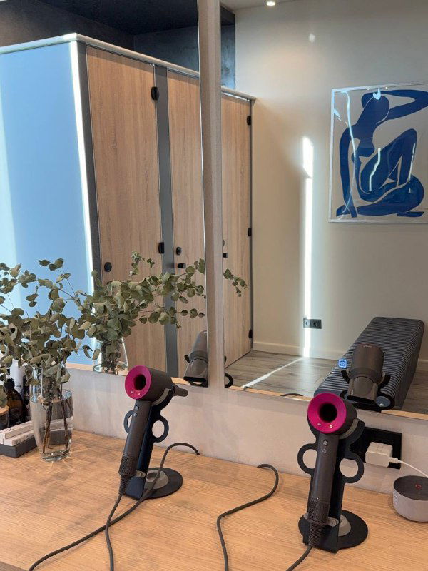 Профессиональные фены, лежак и элементы зоны ухода — уголок для приведения себя в порядок после процедур в спа‑комплексе.