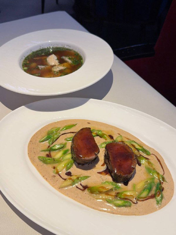 Уха из северных рыб и медальоны из говяжьей вырезки со спаржей на длинных овальных тарелках — подача аккуратная и минималистичная