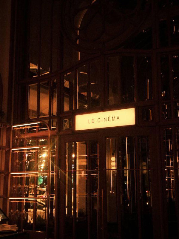 Входная зона с подсвеченной табличкой «Le Cinema», зеркальными и металлическими элементами, тёплой подсветкой — фасад внутри гостиницы «Англетер».