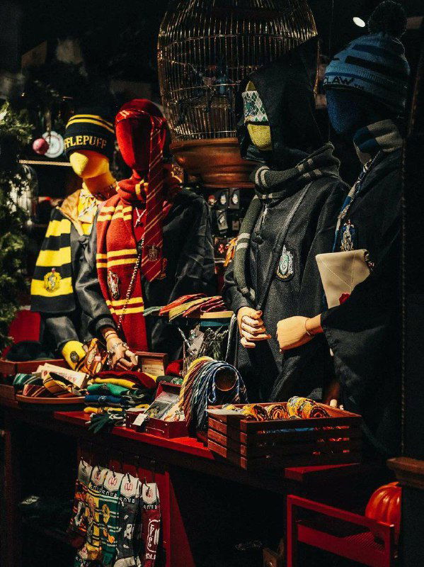 Манекены с шарфами факультетов, шапками и аксессуарами: в магазине представлены гимнастика и одежда с символикой из мира Гарри Поттера.