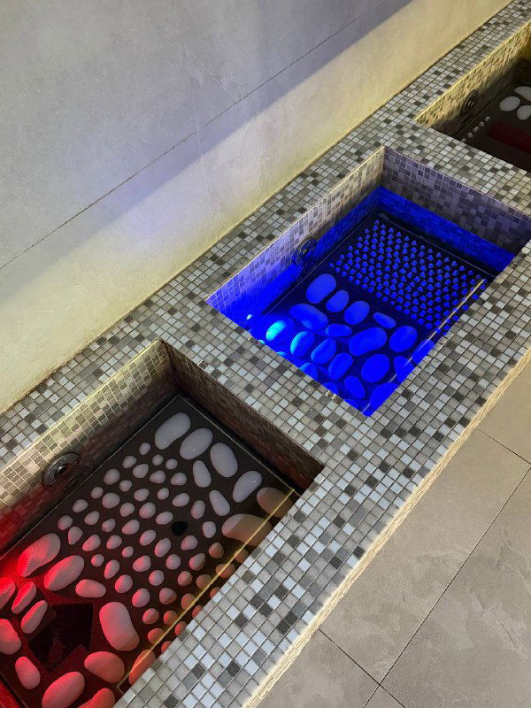 Контрастные купели в мозаичной облицовке с подсветкой: небольшие бассейны для контрастных процедур с яркой голубой и тёплой подсветкой.