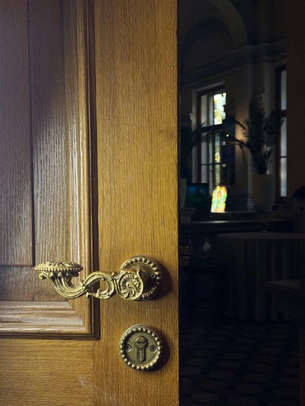 Деревянная дверь с позолоченной ручкой и замочной скважиной: вид на вход в Кофейную комнату внутри дворцового интерьера.
