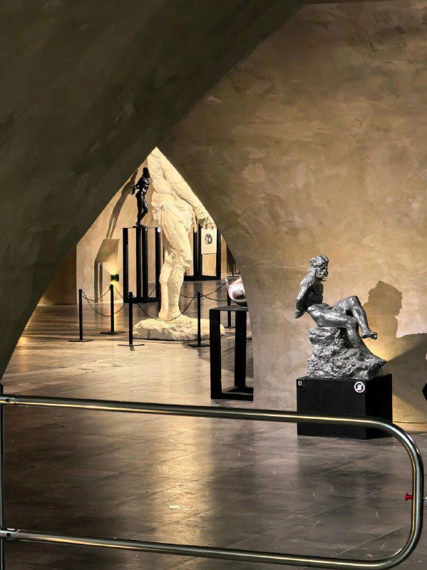 Интерьер музейной экспозиции с макетами скульптур и проходами — вид изнутри выставочного зала музея‑макета Эпохи в Петербурге.