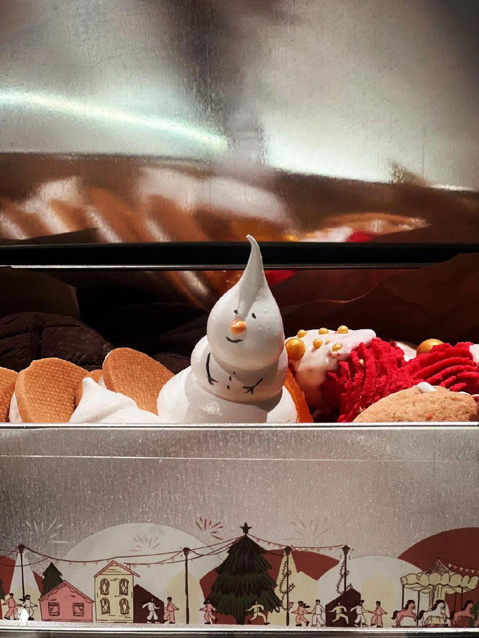 Крупный план витрины с зефиром и декоративными кондитерскими элементами — праздничная кондитерская выкладка в Au Delà.