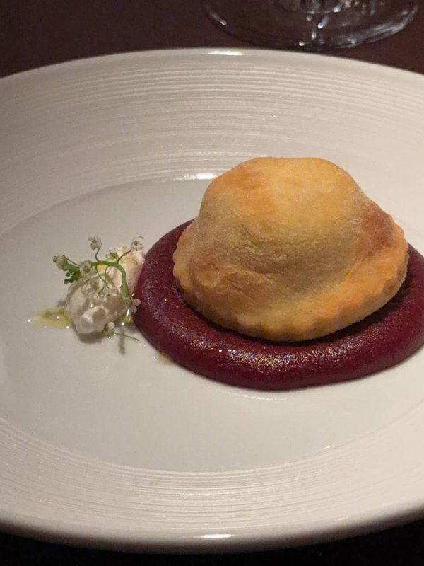 Запечённый пирожок на белой тарелке лежит на пурпурном пюре — вероятно пирожок с уткой и фуа-гра из отзыва о сете 83 ресторана ЕМ
