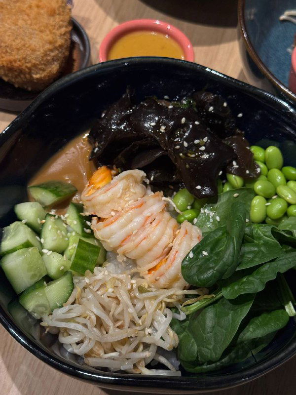 Чаша с салатом/рамэном без бульона: креветка, огурец, эдамаме и древесные ушки — аккуратная подача ингредиентов в миске.