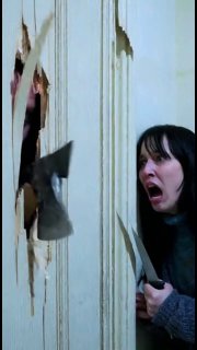 Классическая сцена хоррора: женщина с топором прорывает деревянную дверь и кричит — символы ужаса и драматизации коммуникаций в посте.