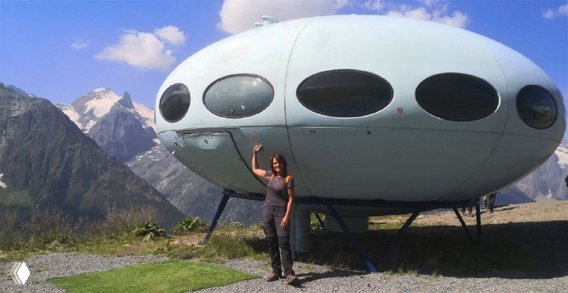 Уникическое футуристическое здание-футуро на фоне гор — одна из узнаваемых туристических точек и забавных фото-локаций Домбая.