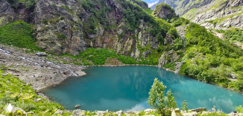 Турье озеро — небольшое высокогорное озеро бирюзового цвета в Алибекском ущелье, окружённое скалистыми берегами и растительностью