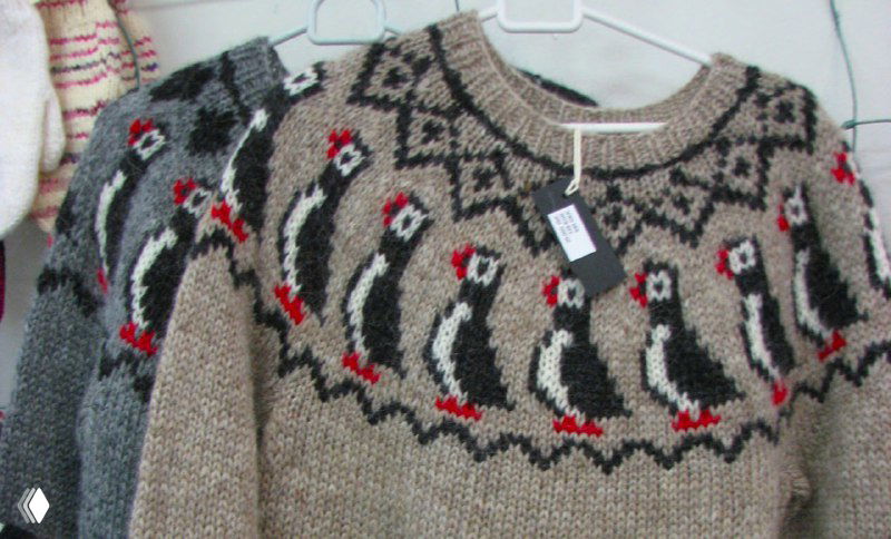 Исландский шерстяной свитер с узором тупиков: плотная вязка, характерные орнаменты и натуральные оттенки на выставке изделий фабрики Алафосс.