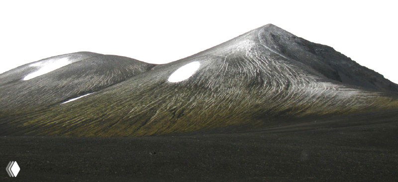 Полосатый вулканический холм с тёмной почвой и белыми снежными пятнами — минималистичный горный ракурс Исландии.