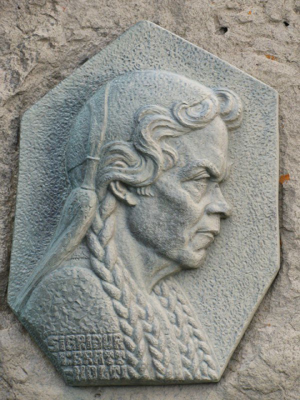 Барельеф-памятник Сигридур Томасдоттир на смотровой площадке Гюльфосса: профиль женщины-активистки, высеченный в камне в память о её борьбе за природу.