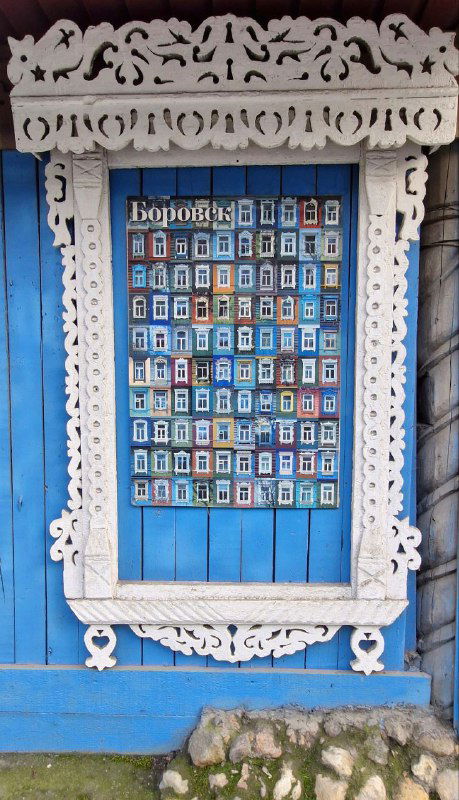 Деревянное оконное обрамление с богатой резьбой и множеством маленьких изображений в проёме — пример боровских ажурных наличников.