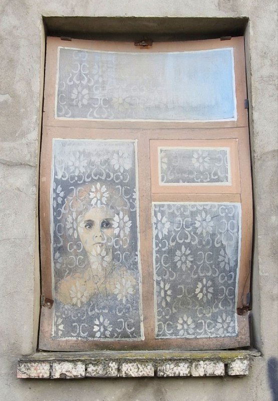 Роспись на заколоченном окне: женский портрет за узорчатой «занавеской», эффект старого стекла и декоративных орнаментов