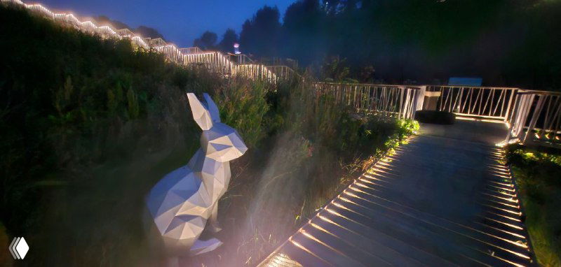 Ночная аллея парка Текижа с подсветкой ступеней и геометрической статуей зайца на переднем плане, лёгкий туман и свечения.