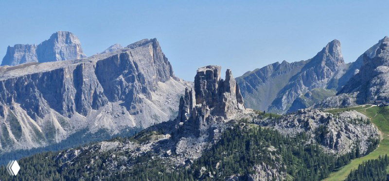 Скальные бастионы и контуры гряды с острыми вершинами, съёмка в дневном свете — типичный ландшафт для центральных Доломит.