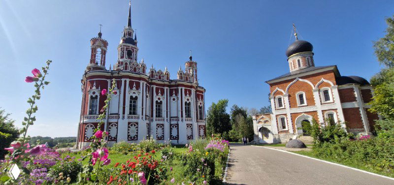 Комплекс монастырских построек и ухоженная территория с клумбами, виды на собор и прилегающие здания Саввино-Сторожевского монастыря.
