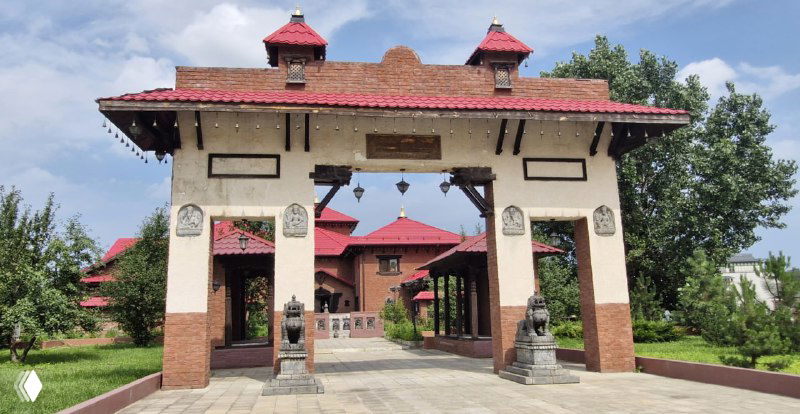 Входная арка и ворота этнопарка с восточной архитектурой — один из тематических павильонов Этномира на просторной территории парка.