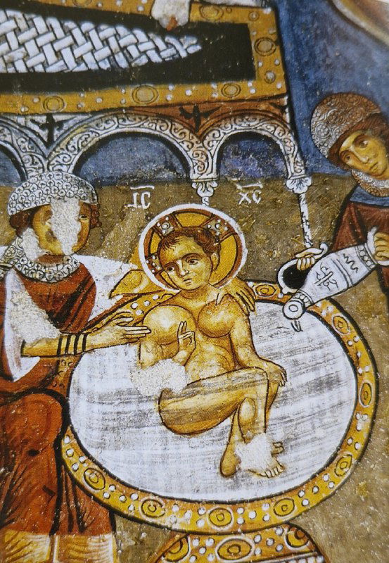 Деталь фрески с младенцем и купелью, символика крещения: видны ореолы, складки одежды и тонкая проработка деталей композиции.