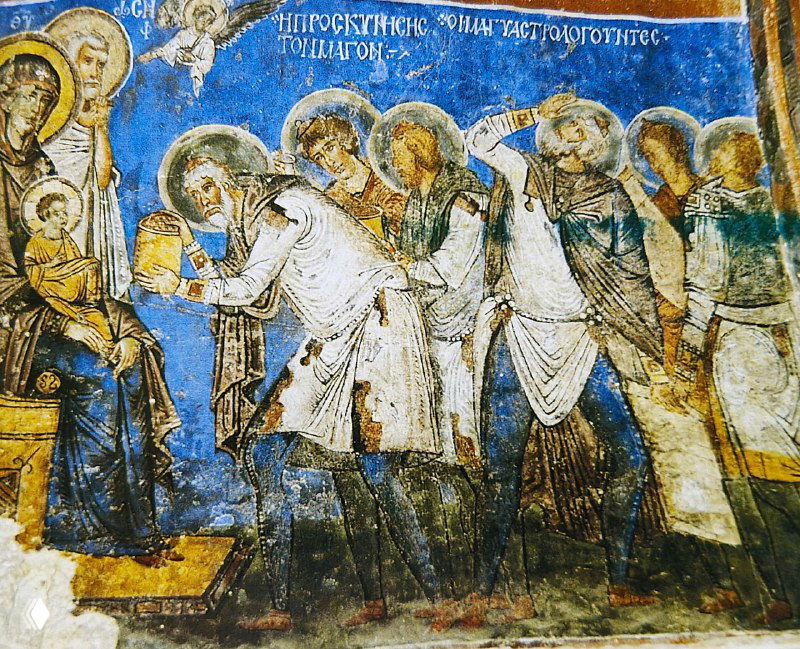 Группа фигур на фреске: процессия или поклонение в каппадокийской церкви, использованы белые, голубые и тёплые охристые оттенки и детализированные лица.