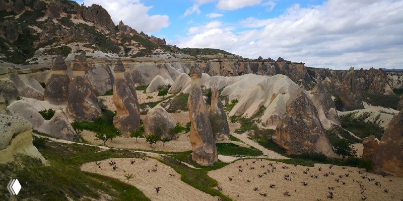 Общий панорамный вид на вулканические отложения и множество вытянутых скалистых столбов, раскинувшихся по горизонту долины Пашабаг.