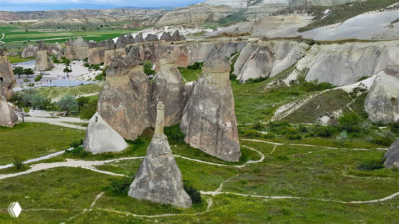 Снимок с высоты на отдельные каменные образования и зеленые участки внизу, облегчающие ориентир для пеших маршрутов.