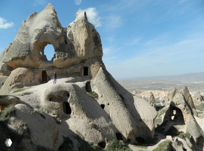 Скальные образования с пешеходной тропинкой и вырубленными в туфе проходами — пример прогулочного ландшафта рядом с Учхисаром.