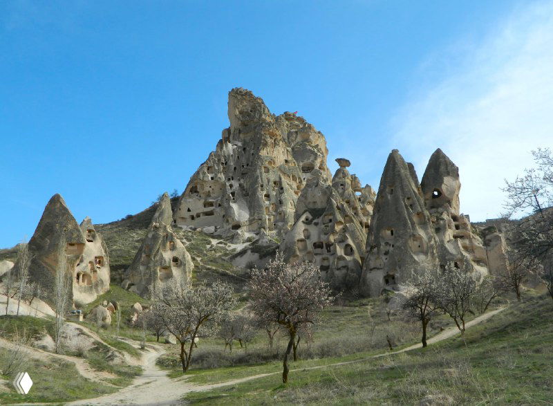 Долины Каппадокии с характерными остриёвыми туфовыми формами и редкой растительностью — общий вид ландшафта в окрестностях Учхисара.